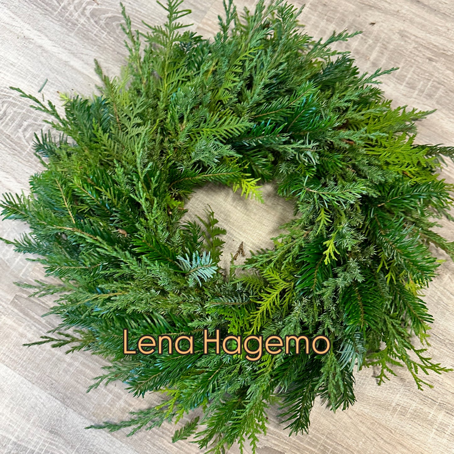 Gjør klar for en stor krans fylt av vintergrønt