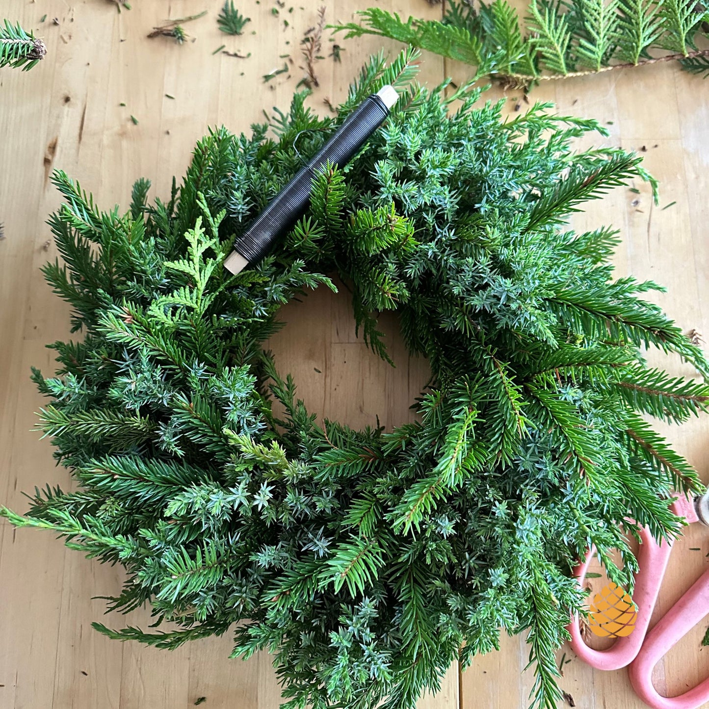 Håndlaget krans på base av halmkrans,. Lena Hagemo