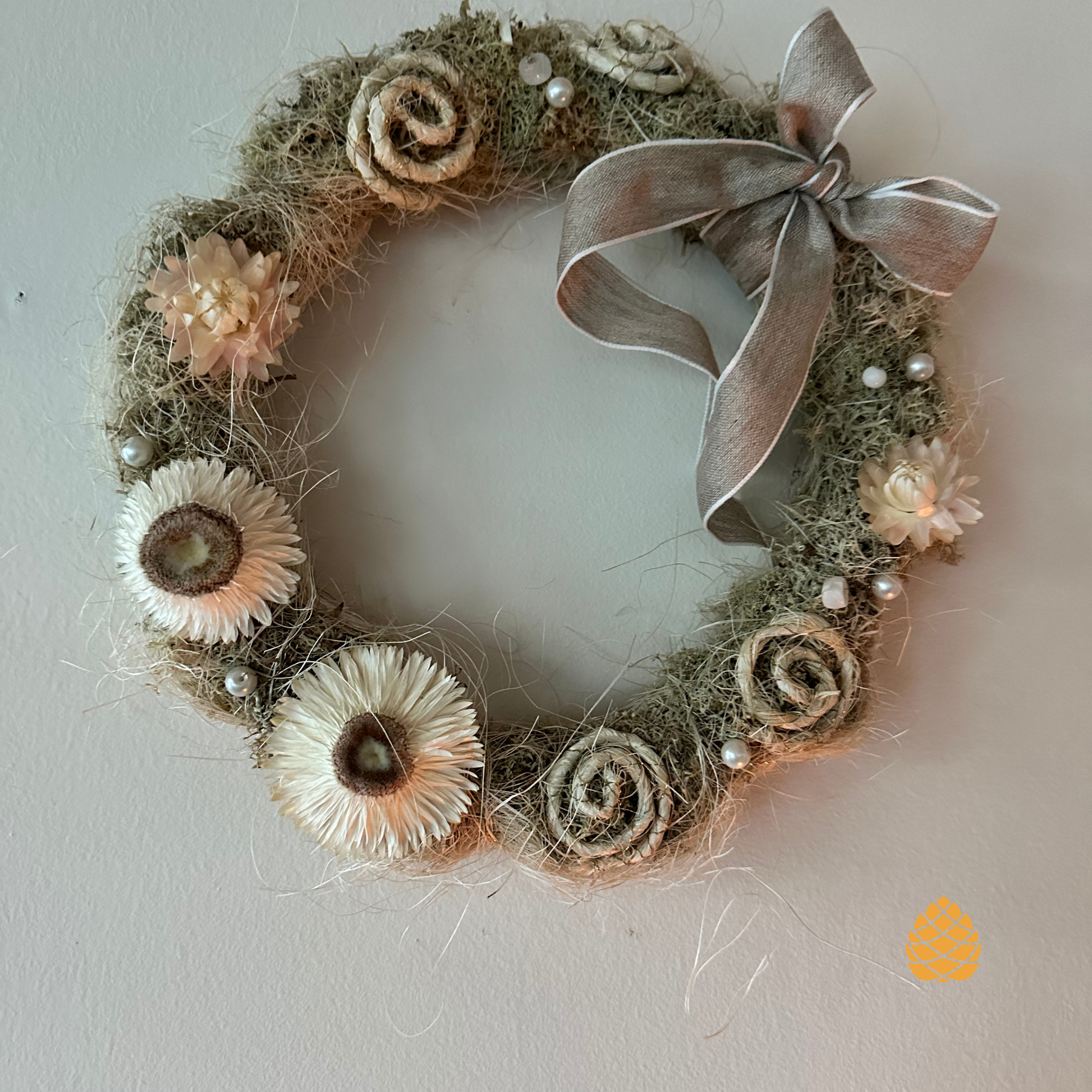 inspirert av damask er denne kransen i lav