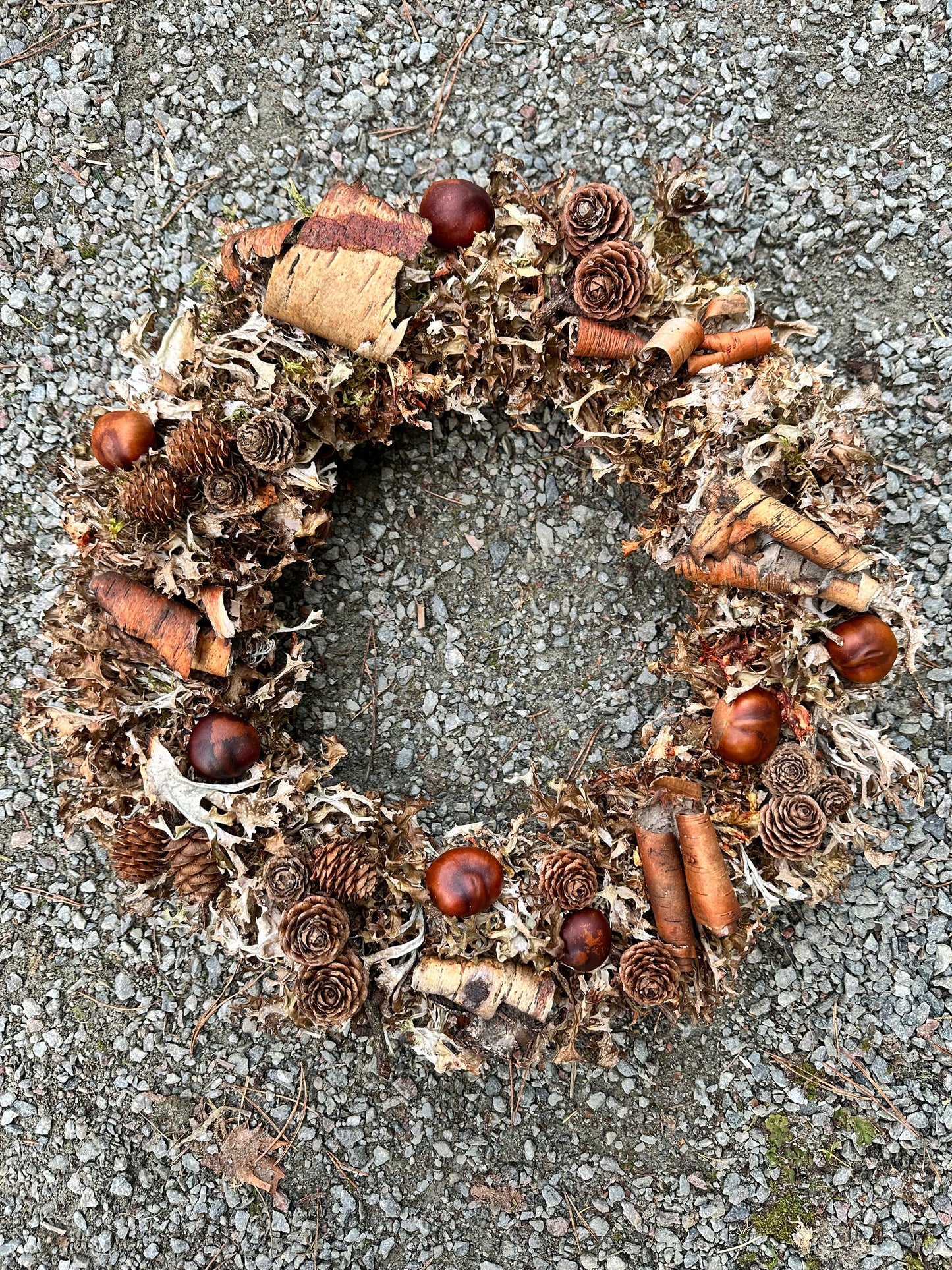 Brødlavkrans med følge av hestekastanje, never og lerk. Håndlaget på halmkrans av Lena Hagemo